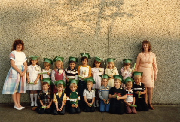 Los estudiantes se gradúan de preescolar en la década de 1980