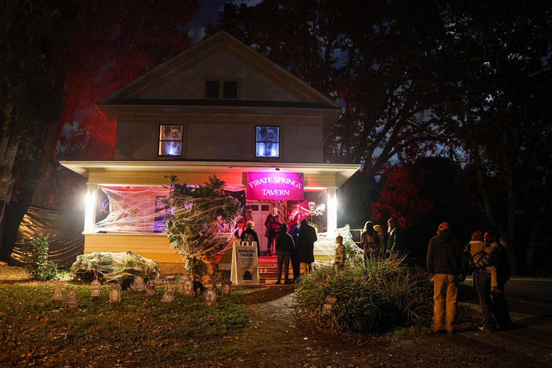Tomseth House decorated at night